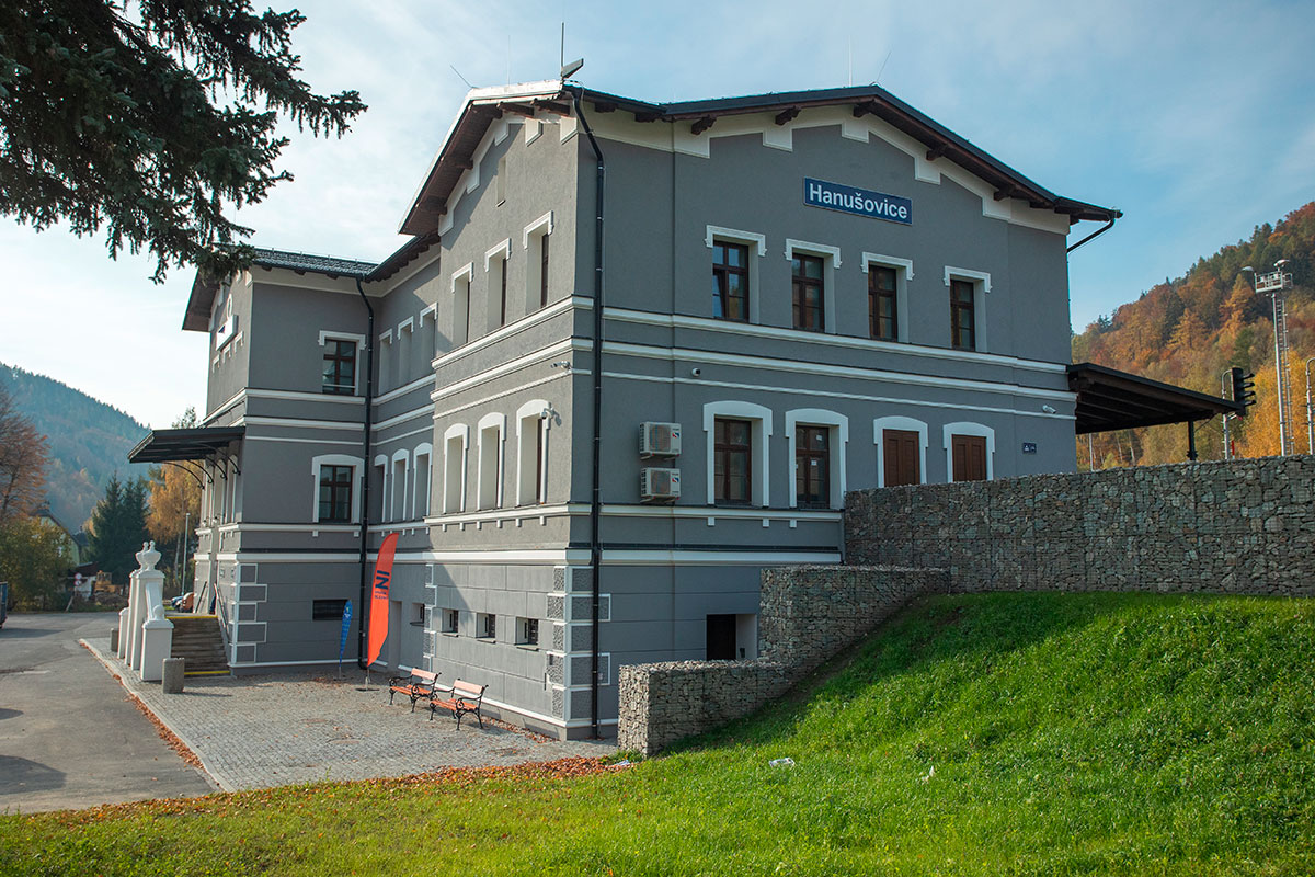 Výpravní budova v Hanušovicích se proměnila k nepoznání